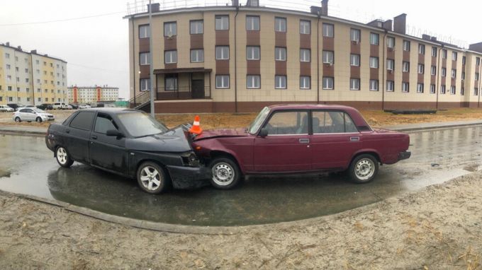 На Ямале водитель уснул за рулем и столкнулся с легковушкой