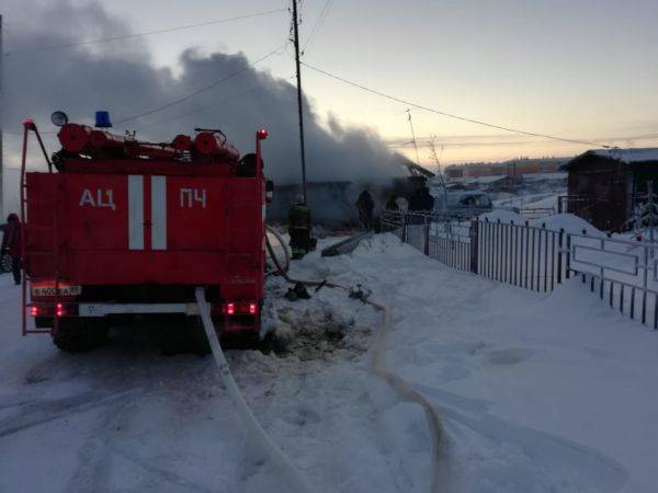 Полицейский в Тазовском районе спас семью из горящего дома