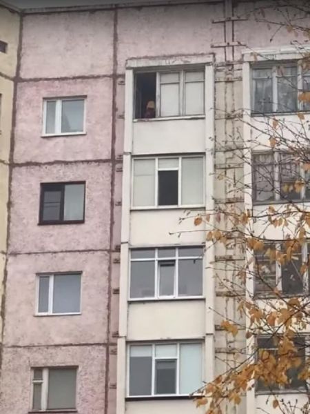 Совсем озверели: мусор прямо из окна выбросил житель Надыма