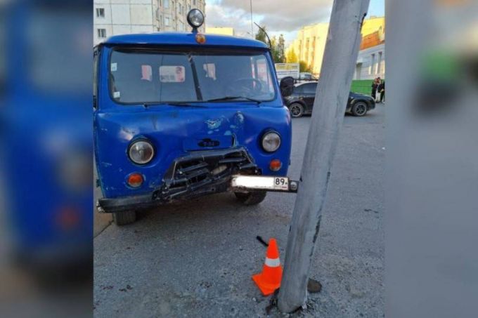В Надыме «УАЗ» врезался в фонарный столб. Пассажир в больнице