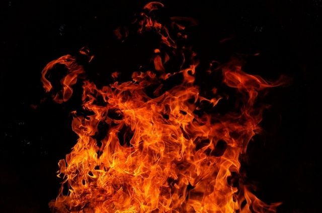 В Тазовском из горящего дома спасатели вывели 15 жильцов