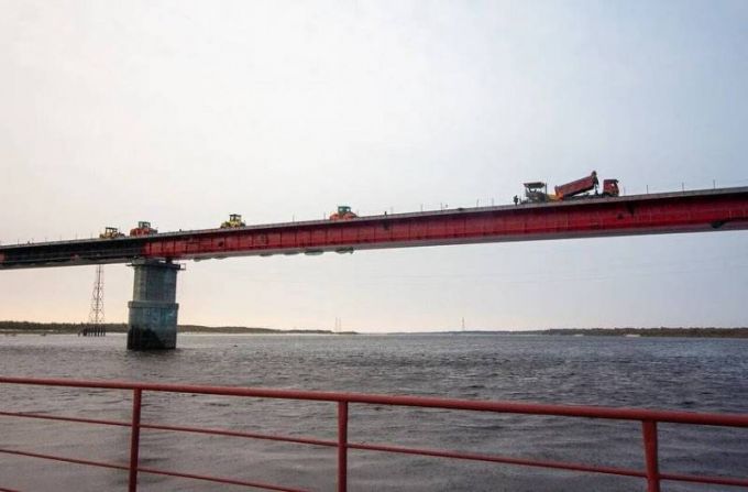 Пуровский мост красят в красный и белый цвета