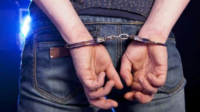 В Тарко-Сале агрессивный уголовник сломал руку полицейскому