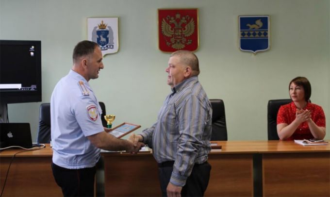 Троих жителей Ямала наградили за спасение утопающего