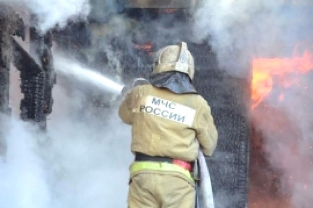На Ямале при пожаре в деревянном доме едва не погиб мужчина