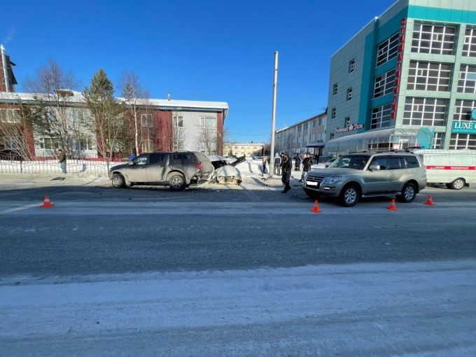 В Тарко-Сале лихач не пропустил иномарку: два человека пострадали
