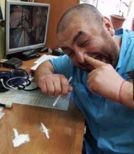 Власти Ямала разбираются с увольнением фельдшера, опубликовавшего неэтичные фото