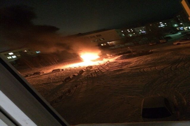 В Ноябрьске рядом с детским домом горела мусорка
