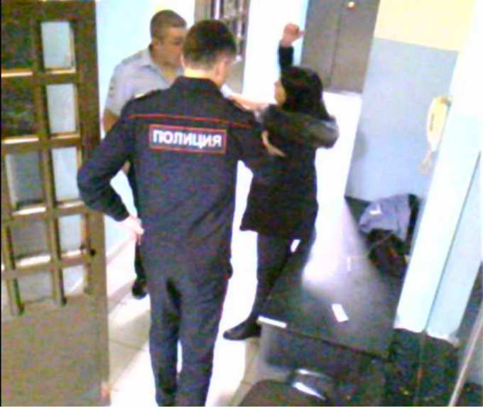 Суд признал двух жительниц Нового Уренгоя виновными в нападении на полицейских