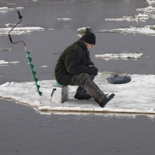 Двоих человек на льдине вынесло в Обскую губу