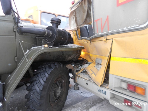 В Новом Уренгое столкнулись бензовоз и детский автобус 