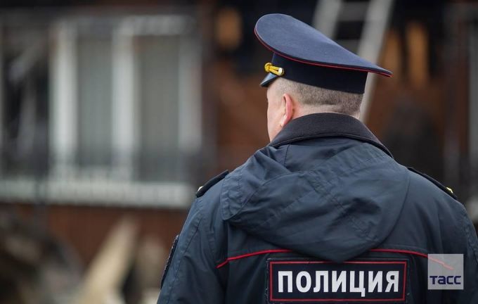 В Губкинском пьяная женщина запинала полицейского
