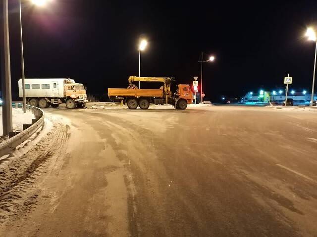 В Новом Уренгое столкнулись два КамАЗа