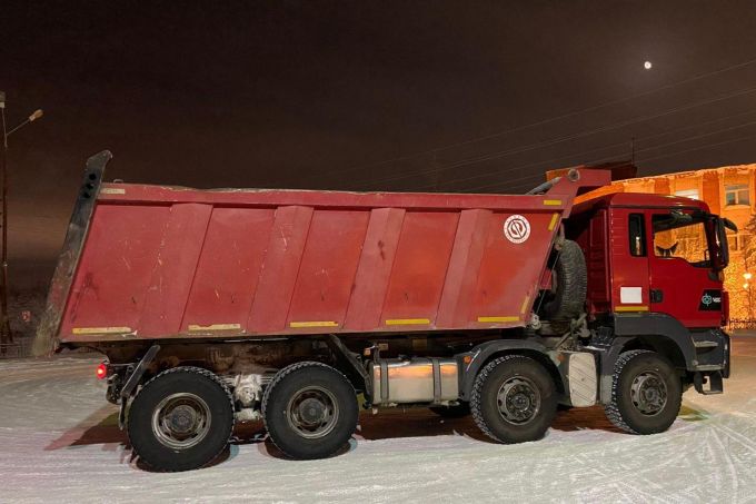 В Новом Уренгое перевернулся самосвал: водитель не рассчитал особенности груза