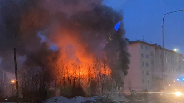 9 мая в Салехарде полыхало общежитие и нежилой дом