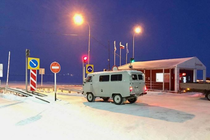 Через Обь сегодня, 24 ноября, пустили машины сразу по двум полосам