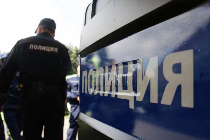 В Новом Уренгое неадекватный мужчина заперся в магазине и требовал вызвать полицию