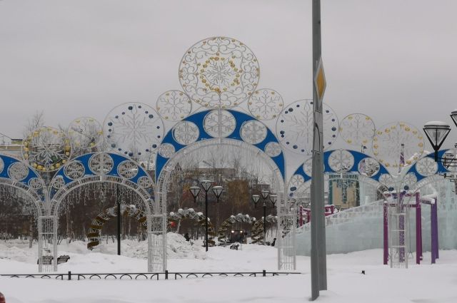В Салехарде разбирают главную елку и ледовый городок
