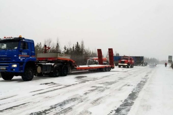 В Пуровском районе в массовом ДТП столкнулись четыре грузовика и легковой автомобиль