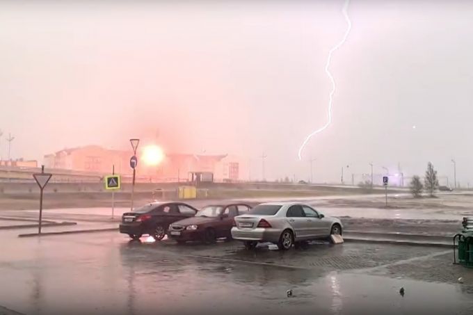 Шарахнуло не по-детски: в Новом Уренгое в провода ударила молния