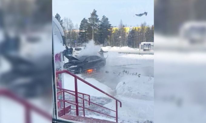 В центре Ноябрьска горел автомобиль