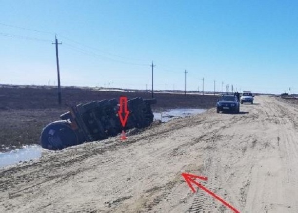 На Ямале в кювет опрокинулся «КамАЗ» с цистерной