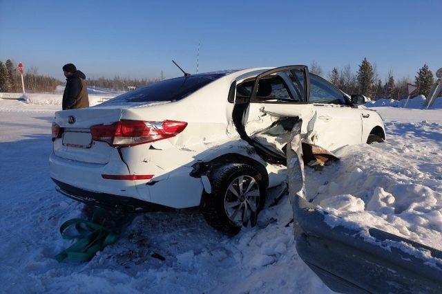 В Пуровском районе водитель получил травмы, врезавшись в отбойник