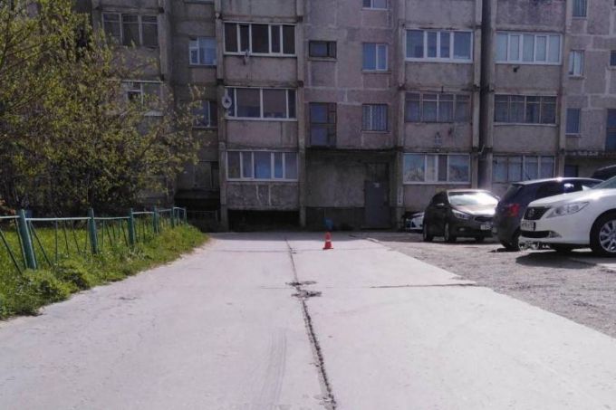 В Надыме во дворе дома сбили пешехода