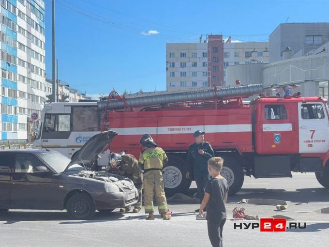 В Новом Уренгое средь бела дня загорелась «Лада Приора»