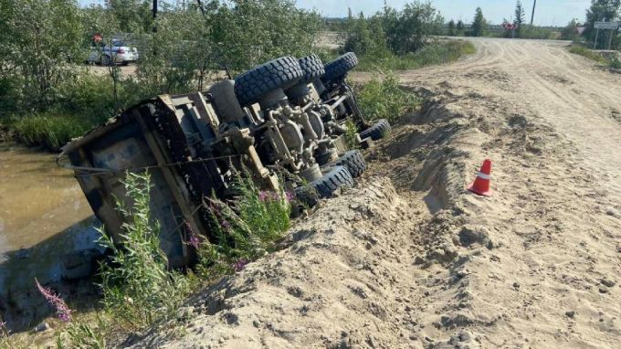 Под Салехардом МАЗ опрокинулся в кювет