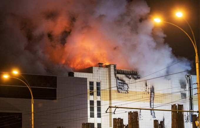 Жители Ноябрьска возлагают цветы в память о жертвах в Кемерово