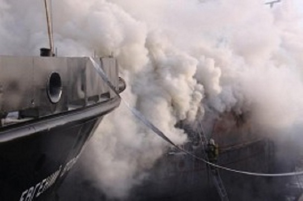 На Ямале пять часов тушили пожар на речном судне