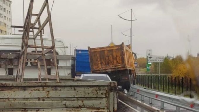 Грузовик снес ограждение на многоуровневой развязке в Новом Уренгое
