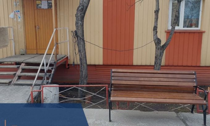 В Губкинском по инициативе депутата у подъезда инвалида установили скамейку