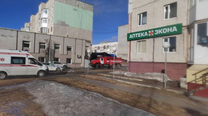 В ЯНАО спасатели помогли плачущему на балконе многоэтажки ребенку