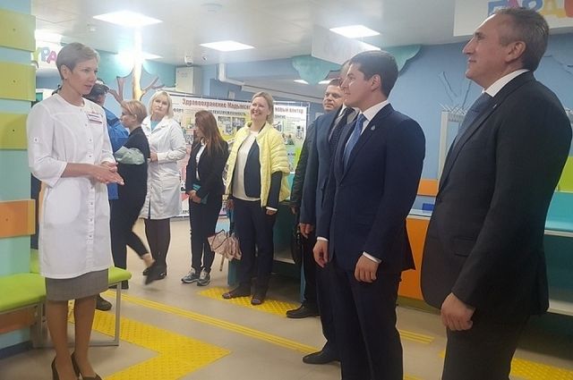 Александр Моор посетил обновленную центральную районную больницу в Надыме