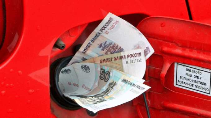 В России назвали регионы с самым доступным бензином