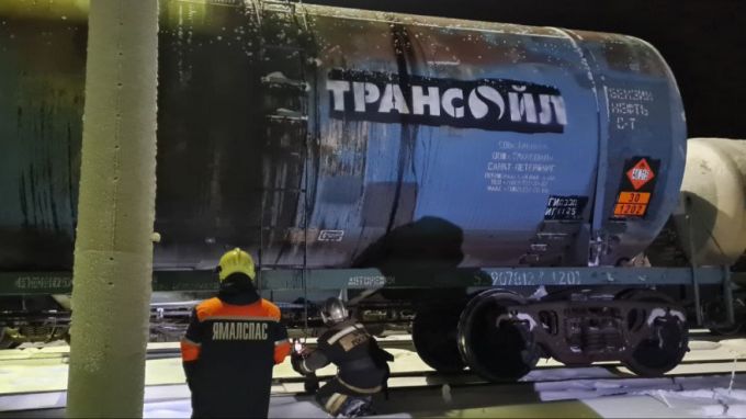 В Ноябрьске произошла утечка дизтоплива на железнодорожной станции