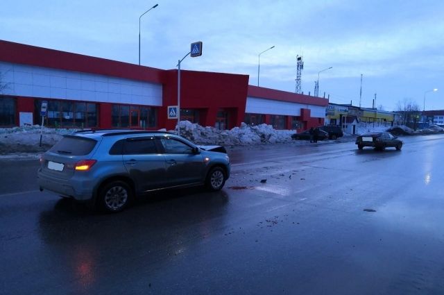 На Ямале столкнулись Honda и Mitsubishi, есть пострадавший