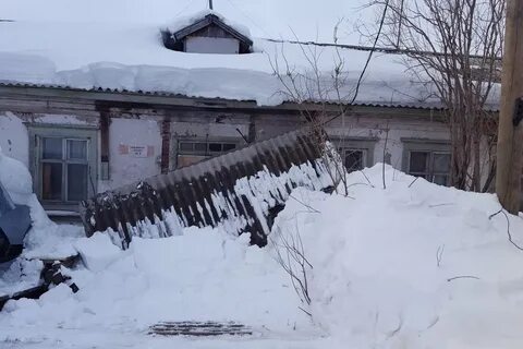 В Лабытнанги рухнул козырек подъезда жилого дома