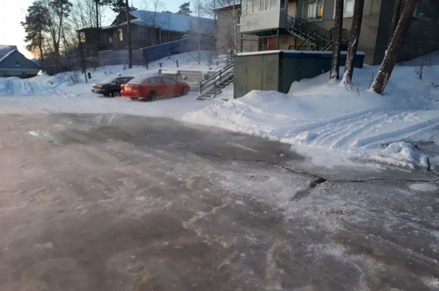 В Ноябрьске по улице Просторная бегут нечистоты
