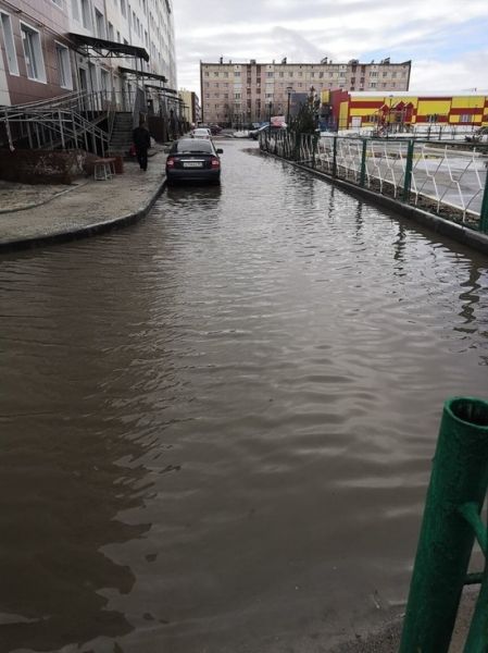 Талые воды полностью затопили двор в Новом Уренгое.