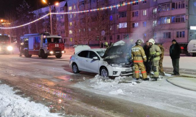 В Ноябрьске иномарка загорелась во время движения