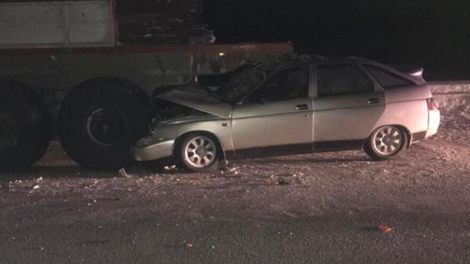 На ямальской трассе при столкновении легковушки с автопоездом пострадал ребенок