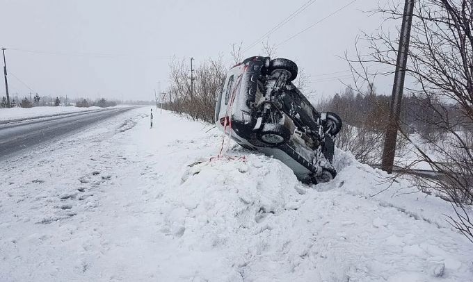 В Надыме перевернулась иномарка