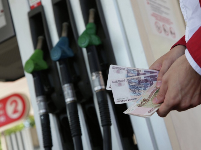 Правительство обещает сдержанный рост цен на бензин