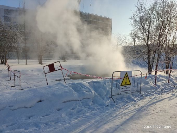 В Ноябрьске из-за порыва на теплосети образовался «горячий источник»