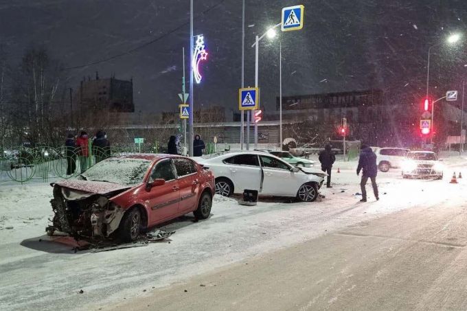 В ЯНАО авария на перекрёстке отправила на больничный четырёх человек