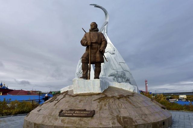 В поселке Тазовский установили монумент Ваули Пиеттомину