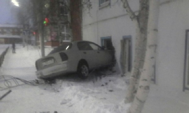 В Тарко-Сале автомобиль врезался в дом
